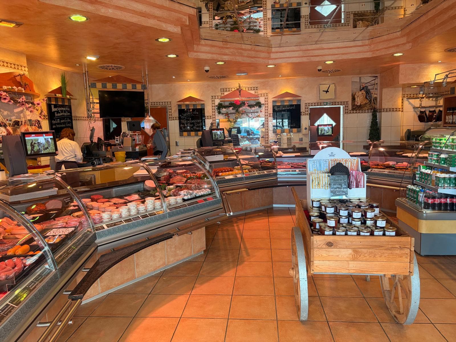Verkaufsraum und Fleischtheken der Fleischerei Jakob in Mülheim-Saarn