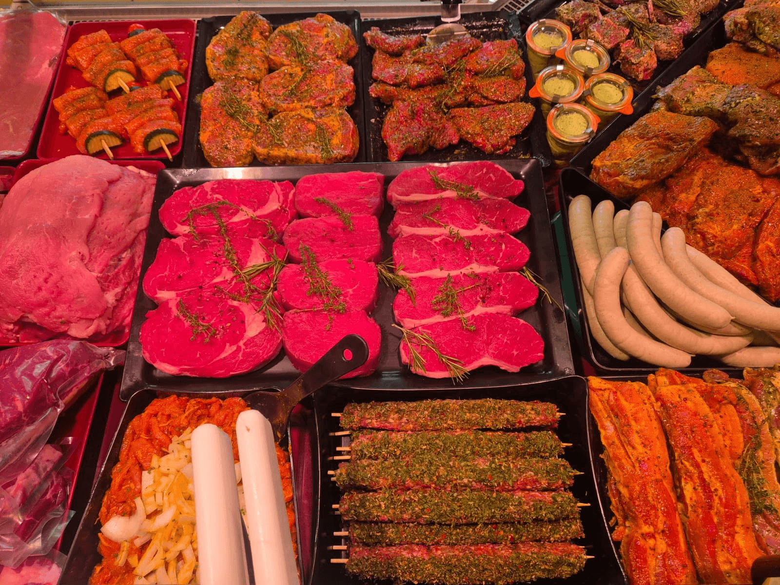 Auswahl an frischem und mariniertem Fleisch in der Verkaufstheke